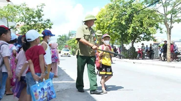 Mô hình tự quản về an ninh trật tự tại cổng trường học ở xã An Ninh, huyện Tiền Hải, tỉnh Thái Bình. (Ảnh: Mai Tú)