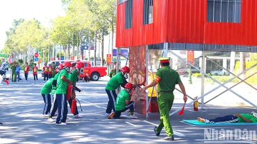 Hội thi tổ liên gia an toàn phòng cháy, chữa cháy tỉnh Đồng Tháp, tháng 5/2024. (Ảnh: HỮU NGHĨA)