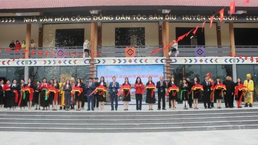Các đại biểu cắt băng khánh thành, khai trương Làng Văn hóa-Du lịch dân tộc Sán Dìu, xã Bình Dân.