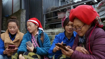 Đoàn viên, thanh niên xã Tả Phìn (thị xã Sa Pa, tỉnh Lào Cai) hướng dẫn người dân sử dụng mạng xã hội.