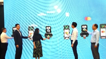 Thành phố Hồ Chí Minh phát hành thẻ MultiPass dùng thanh toán liên thông cho các phương tiện giao thông công cộng (ảnh: QUÝ HIỀN)