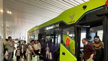 Hành khách được sử dụng xe buýt trung chuyển miễn phí từ nhà ga T1, T2 qua nhà ga T3 mới đưa vào hoạt động. (Ảnh: QUÝ HIỀN)