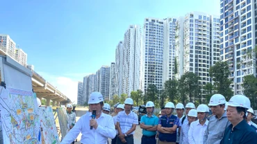 Phó thủ tướng Mai Văn Chính dẫn đầu đoàn kiểm tra tiến độ công trình Vành đai 3 tại gói thầu xây lắp 3-Thành phố Hồ Chí Minh. (Ảnh: QUÝ HIỀN)