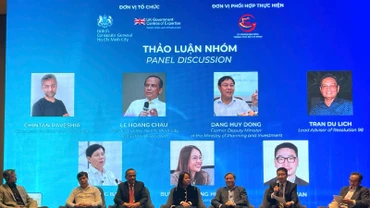 Chuyên gia, diễn giả cùng lãnh đạo các cơ quan có thẩm quyền trao đổi, chia sẻ tại Hội thảo Giải pháp triển khai mô hình phát triển đô thị theo định hướng Giao thông công cộng (TOD) tại Thành phố Hồ Chí Minh. (Ảnh: QUÝ HIỀN)