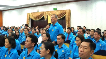 Chủ tịch Công ty TNHH Pouyuen Việt Nam phát biểu ý kiến về nhà ở cho công nhân tại buổi gặp gỡ. (Ảnh: QUÝ HIỀN)