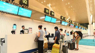 Hành khách làm thủ tục tại nhà ga quốc nội T3 sân bay Tân Sơn Nhất. (Ảnh: QUÝ HIỀN)
