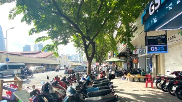 Vỉa hè tuyến đường Phan Chu Trinh, bên hông chợ Bến Thành, Quận 1, tuyến đường được Quận 1 thí điểm thực hiện thu phí theo Quyết định 32 của Ủy ban nhân dân thành phố. (Ảnh: QUÝ HIỀN)