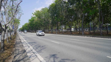 Xe ô tô lưu thông trên tuyến đường Nguyễn Văn Linh. (Ảnh: THẾ ANH)