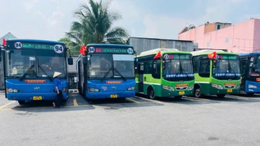 Xe buýt tại Thành phố Hồ Chí Minh đồng loạt treo cờ Tổ quốc hưởng ứng kỷ niệm 50 năm Ngày Giải phóng miền nam, thống nhất đất nước. (Ảnh: QUÝ HIỀN)