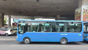 Tuyến xe buýt 152 (Khu dân cư Trung Sơn-Bến Thành-Sân bay Tân Sơn Nhất) phục vụ đưa đón hành khách tại sân bay Tân Sơn Nhất. (ảnh: QUÝ HIỀN)