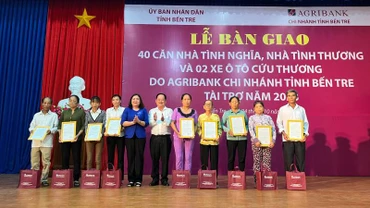 Lãnh đạo tỉnh Bến Tre trao quyết định bàn giao nhà và quà cho gia đình chính sách, hộ nghèo khó khăn về nhà ở.
