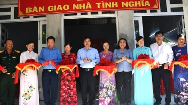 Lãnh đạo Ban Tuyên giáo Trung ương và Tỉnh ủy Bến Tre bàn giao nhà tình nghĩa cho gia đình chính sách.