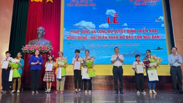 Đại biểu tham dự buổi lễ trao quyết định đỡ đầu 5 con em ngư dân.