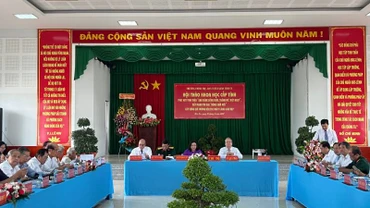Đại biểu tham dự Hội thảo về phát huy tinh thần anh dũng Đồng khởi.