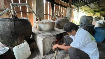 Người dân nông thôn hay sử dụng rượu nấu theo kiểu truyền thống, không nhãn mác, không kiểm tra chất lượng nên thường xảy ra ngộ độc rượu.