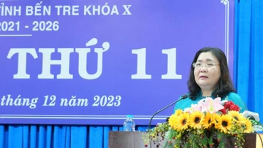 Đồng chí Hồ Thị Hoàng Yến, Chủ tịch Hội đồng nhân dân tỉnh Bến Tre phát biểu tại kỳ họp.