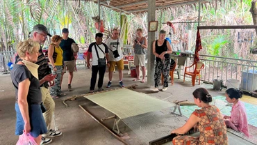Du lịch cộng đồng tại Bến Tre thu hút nhiều khách du lịch nước ngoài đến tham quan.