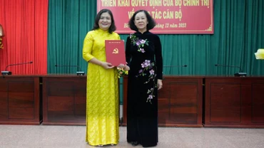 Đồng chí Trương Thị Mai trao quyết định của Bộ Chính trị phân công đồng chí Hồ Thị Hoàng Yến giữ chức Quyền Bí thư Tỉnh ủy Bến Tre.