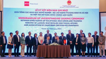 Lễ ký Biên bản ghi nhớ giữa Tổng cục Giáo dục nghề nghiệp và Hiệp hội Kế toán công chứng Anh quốc (ACCA), tháng 2/2023. (Ảnh: Nhật Quang)