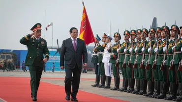 Thủ tướng Phạm Minh Chính và Đại tướng Phan Văn Giang, Ủy viên Bộ Chính trị, Phó Bí thư Quân ủy Trung ương, Bộ trưởng Quốc phòng duyệt đội danh dự tại Lễ khai mạc Triển lãm Quốc phòng quốc tế Việt Nam 2024. (Ảnh: SƠN TÙNG)