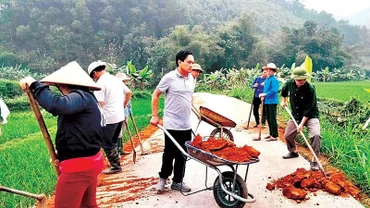  Cán bộ huyện Yên Bình (tỉnh Yên Bái) tham gia tu sửa đường giao thông nông thôn trong hoạt động "Ngày cuối tuần cùng dân" tại thôn Nà Ké, xã Ngọc Chấn. (Ảnh: Thanh Sơn)