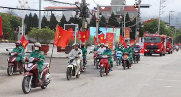 Cán bộ, công chức, người lao động và đại diện các doanh nghiệp tỉnh Điện Biên diễu hành hưởng ứng Tháng Hành động về an toàn vệ sinh lao động năm 2024.