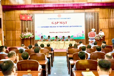 Đại diện lãnh đạo, quản lý 150 doanh nghiệp và các ngành dự gặp mặt với lãnh đạo tỉnh Điện Biên vào sáng 25/5.
