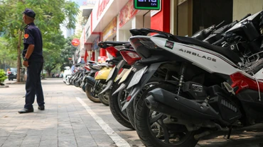 Vạch kẻ trắng phân chia chỗ để xe máy trên vỉa hè phố Láng Hạ. (Ảnh: Nhật Quang)
