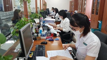 Giao dịch tại cơ quan bảo hiểm xã hội (Ảnh: VSS)