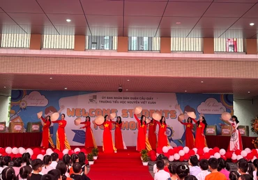 Giáo viên biểu diễn văn nghệ chào mừng học sinh trong Ngày hội Greeting day của Trường tiểu học Nguyễn Viết Xuân 