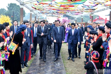 Chủ tịch nước Võ Văn Thưởng và Tổng thống Philippines Ferdinand Marcos Jr. tham quan không gian Tết Việt 2024 tại Hoàng thành Thăng Long (Hà Nội). 