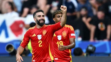 Hậu vệ Dani Carvajal ăn mừng khi ghi bàn thắng thứ 3, ấn định tỉ số 3-0 cho đội tuyển Tây Ban Nha. (Ảnh: AFP)