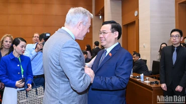 Chủ tịch Quốc hội Vương Đình Huệ vui mừng chào đón Chủ tịch kiêm Tổng Giám đốc USABC Ted Osius.