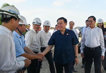 Chủ tịch Quốc hội Vương Đình Huệ thăm, kiểm tra tại Dự án đầu tư xây dựng đường bộ cao tốc Biên Hòa-Vũng Tàu.
