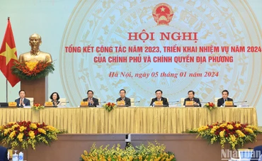 Các đồng chí lãnh đạo chủ trì Hội nghị tổng kết công tác năm 2023, triển khai nhiệm vụ năm 2024 của Chính phủ và chính quyền địa phương. 