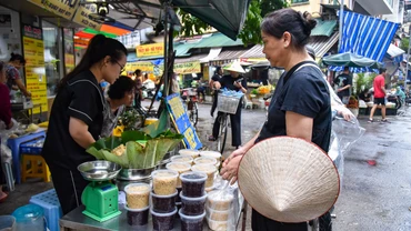 [Ảnh] Người dân Hà Nội tất bật mua sắm trong ngày Tết Đoan Ngọ 2024