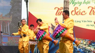Các nghệ nhân biểu diễn nhạc cụ truyền thống của người Khmer.