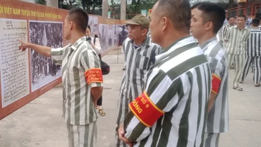 Trưng bày tư liệu, sách về 80 năm thành lập Quân đội nhân dân Việt Nam tại Trại giam Phú Sơn 4 sẽ diễn ra đến hết ngày 9/12.