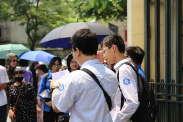 Thí sinh ra về sau buổi thi tại điểm thi Trường THPT Chu Văn An (Hà Nội) (Ảnh: Trường THPT Chu Văn An)