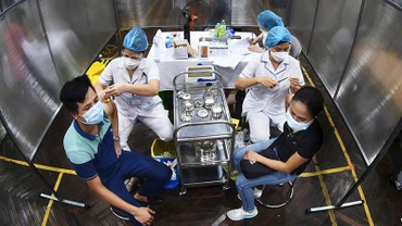 Tiêm vaccine phòng Covid-10 người dân Hà Nội. (Ảnh minh họa: Trần Hải)