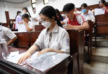 Thí sinh tham dự Kỳ thi vào lớp 10 Trường THPT chuyên Sư phạm (Ảnh: NGUYỄN TRANG)