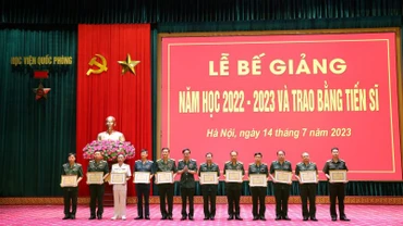 Khen thưởng các tập thể, cá nhân hoàn thành xuất sắc nhiệm vụ năm học 2022-2023. 
