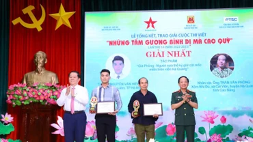 Đồng chí Nguyễn Trọng Nghĩa và Trung tướng Trịnh Văn Quyết trao giải Nhất tặng tác giả đoạt giải. 
