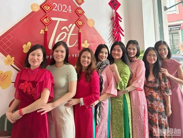 Tết là dịp đặc biệt để các chị em "xúng xính" trong tà áo dài truyền thống. 