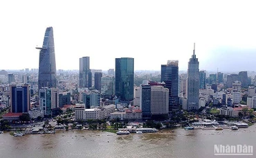 Khu trung tâm Quận 1, Thành phố Hồ Chí Minh bên bờ sông Sài Gòn. Ảnh: Thanh Vũ.