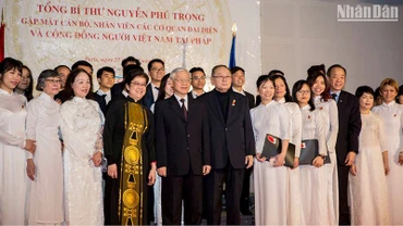Tổng Bí thư Nguyễn Phú Trọng chụp ảnh lưu niệm cùng các thành viên Hợp ca Quê hương ngày 27/3/2018 tại Trung tâm Văn hóa Việt Nam ở Paris. 