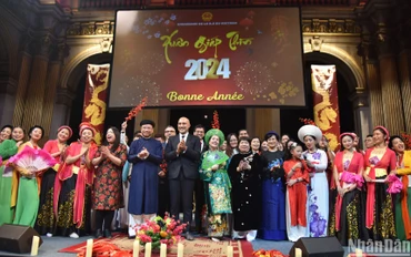 Không khí đón Tết Giáp Thìn tại Tòa thị chính Paris thật đầm ấm và mang đậm bản sắc văn hóa Việt Nam. Ảnh: Minh Duy.