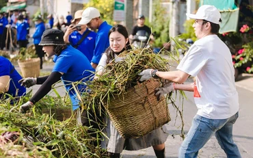 Đoàn viên, thanh niên Thành phố Hồ Chí Minh thu gom rác dưới kênh trong chương trình "Chủ nhật xanh" tại quận 12. (Ảnh: QUANG QUÝ)