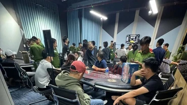 [Video] Bình Dương: Triệt phá tụ điểm đánh bạc núp bóng câu lạc bộ Poker