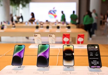 Những chiếc iPhone bên trong cửa hàng bán lẻ Apple đầu tiên tại Mumbai, Ấn Độ ngày 17/4/2023. Ảnh: Reuters.